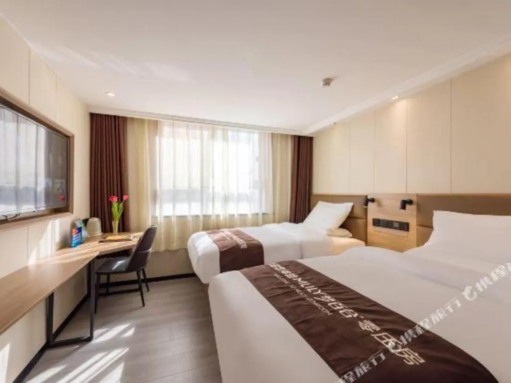 Bed in GreenTree Inn West Railway Station North Square Hotel