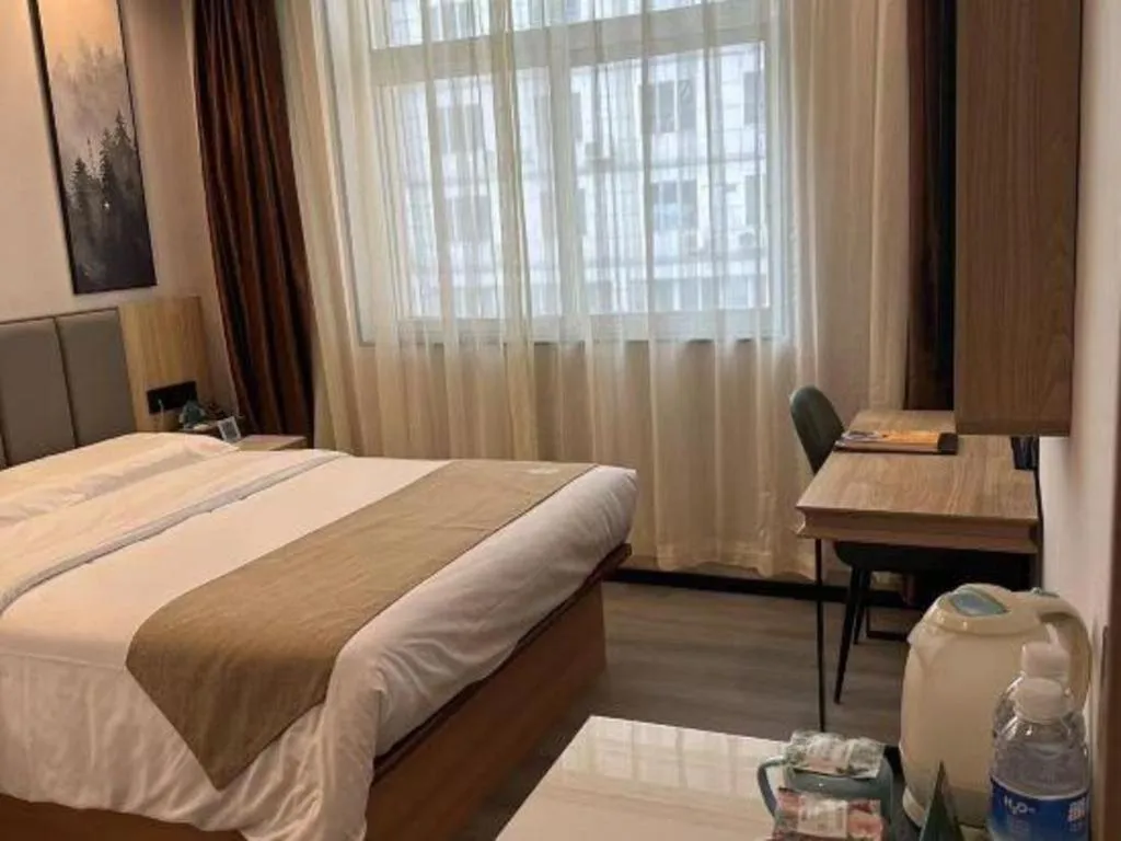 Bed in GreenTree Inn West Railway Station North Square Hotel