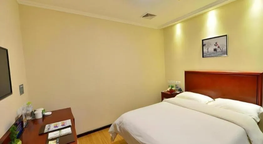 Bed in GreenTree Inn West Railway Station North Square Hotel