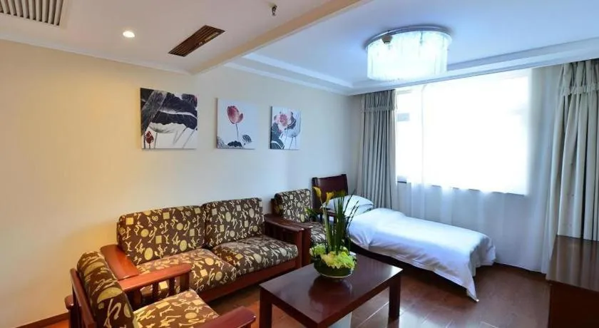 Bed in GreenTree Inn West Railway Station North Square Hotel