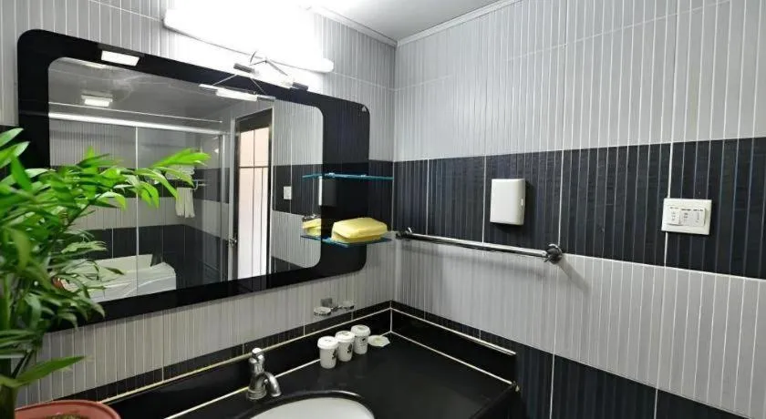 GreenTree Inn West Railway Station North Square Hotel