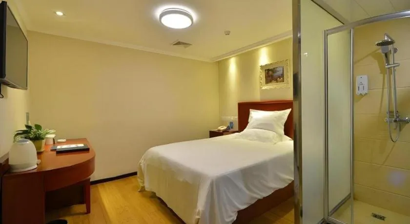 Bed in GreenTree Inn West Railway Station North Square Hotel