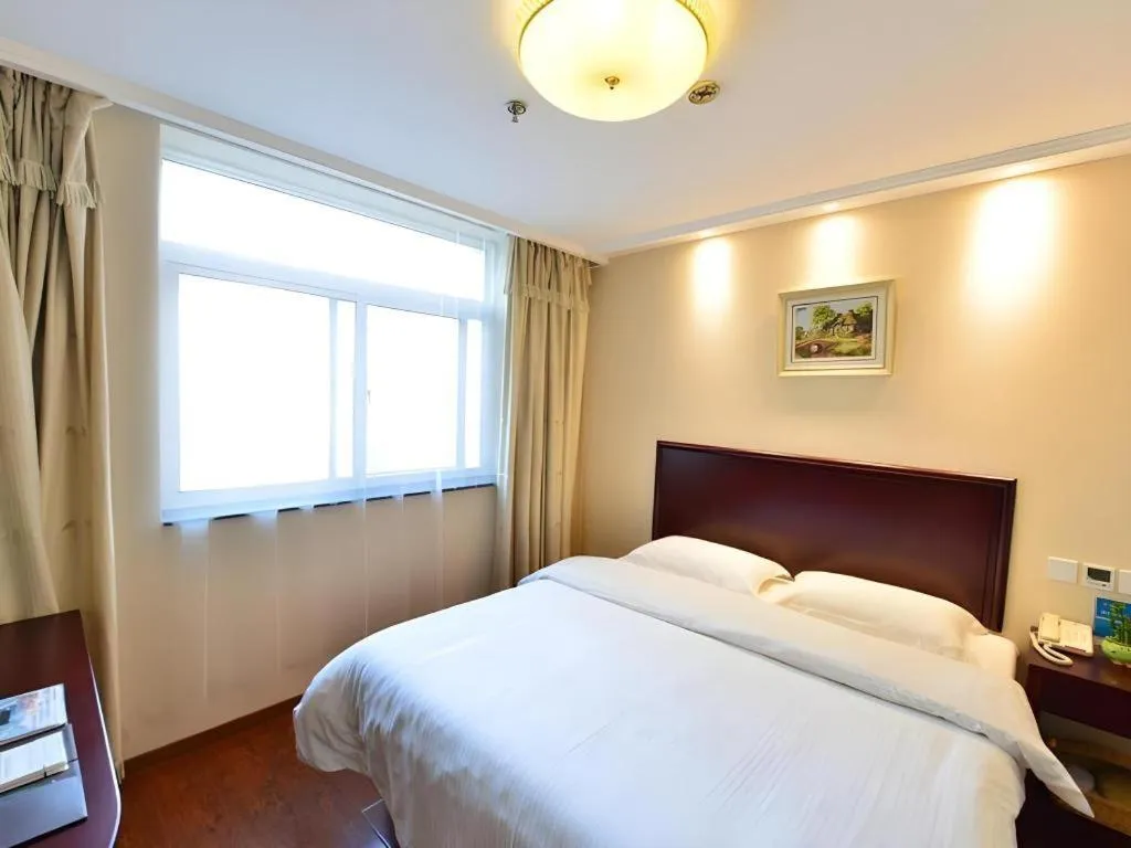Bed in GreenTree Inn West Railway Station North Square Hotel