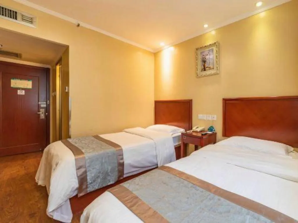 Bed in GreenTree Inn West Railway Station North Square Hotel