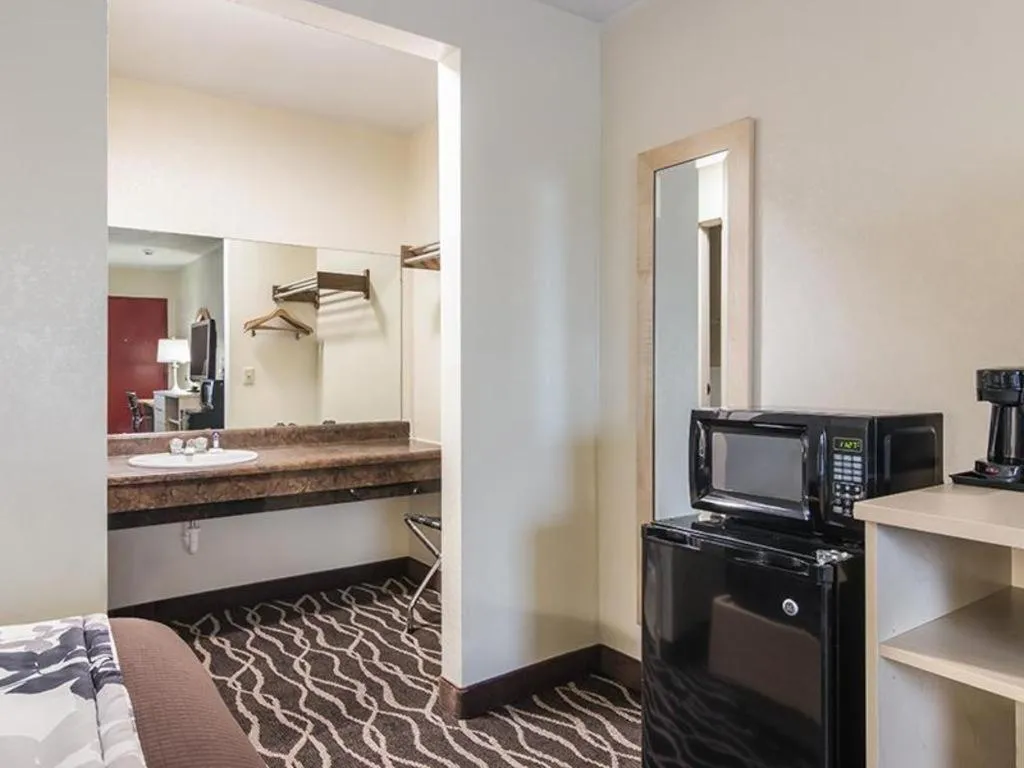 Bed in Americas Best Value Inn Alliance