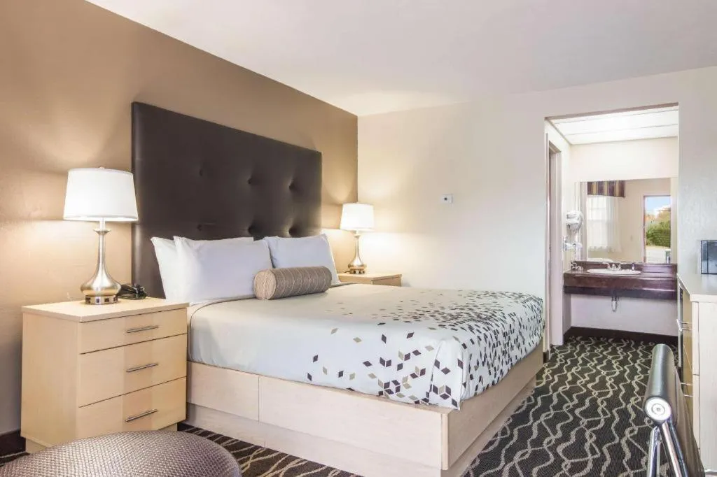 Bed in Americas Best Value Inn Alliance