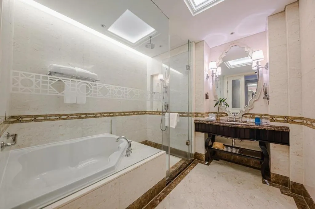 Yin Run Jin Jiang Castle Hotel