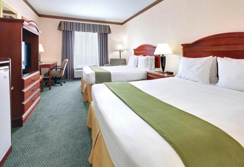 Bed in Holiday Inn Express Hotel & Suites Cleveland - Ms By IHG