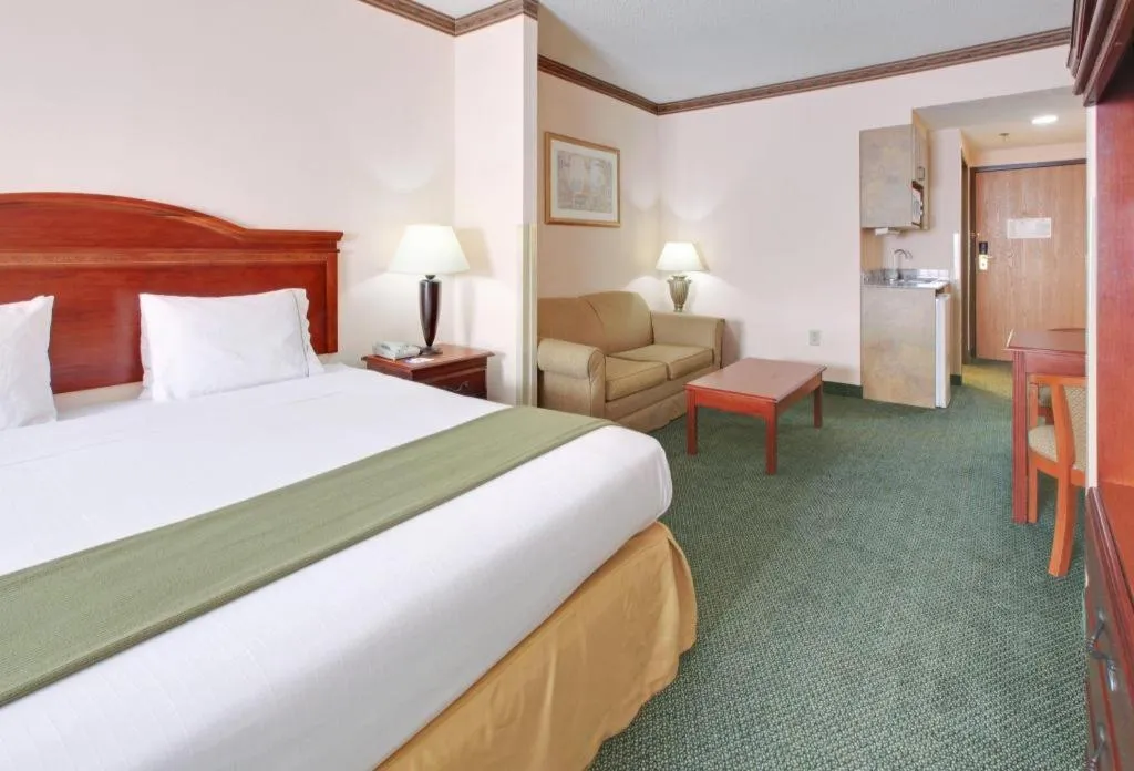 Bed in Holiday Inn Express Hotel & Suites Cleveland - Ms By IHG