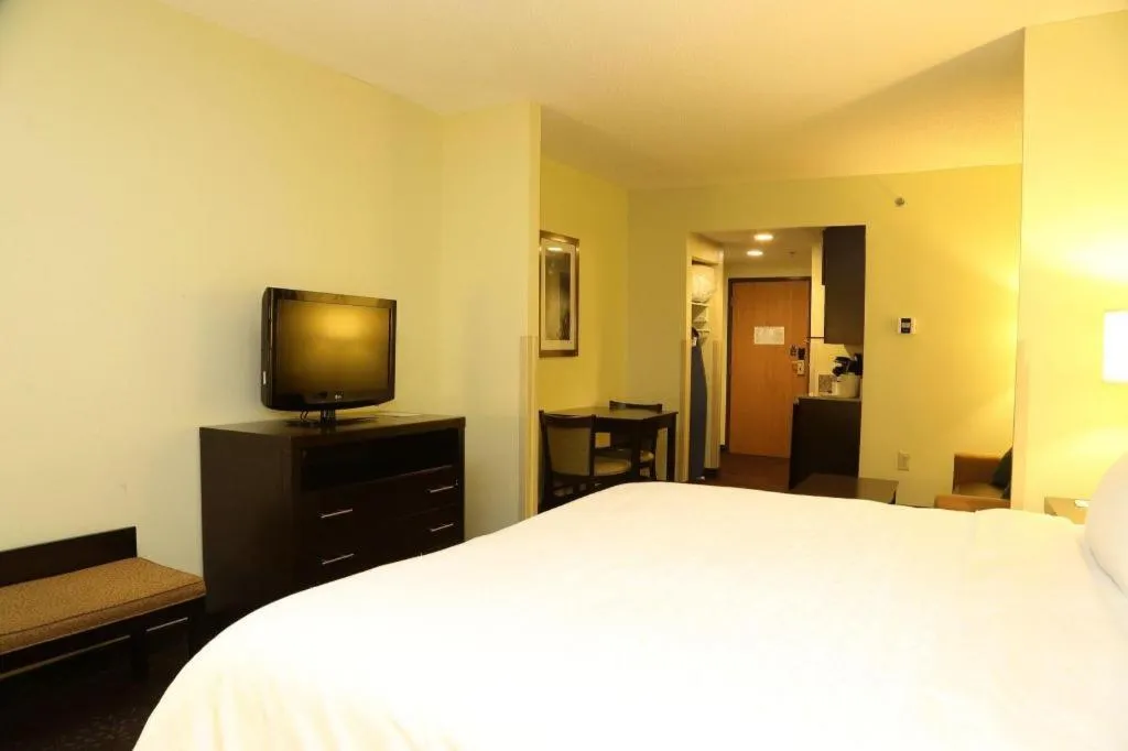 Bed in Holiday Inn Express Hotel & Suites Cleveland - Ms By IHG