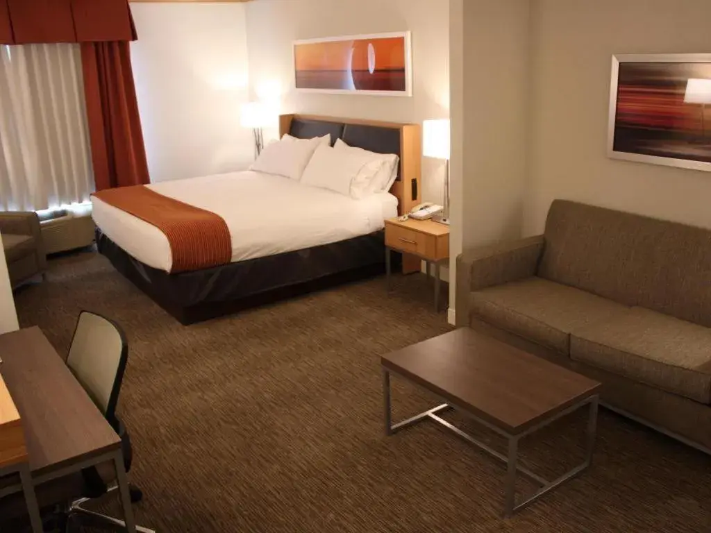 Bed in Holiday Inn Express Munising-Lakeview Hotel By IHG Bed in Holiday Inn Express Munising-Lakeview Hotel By IHG