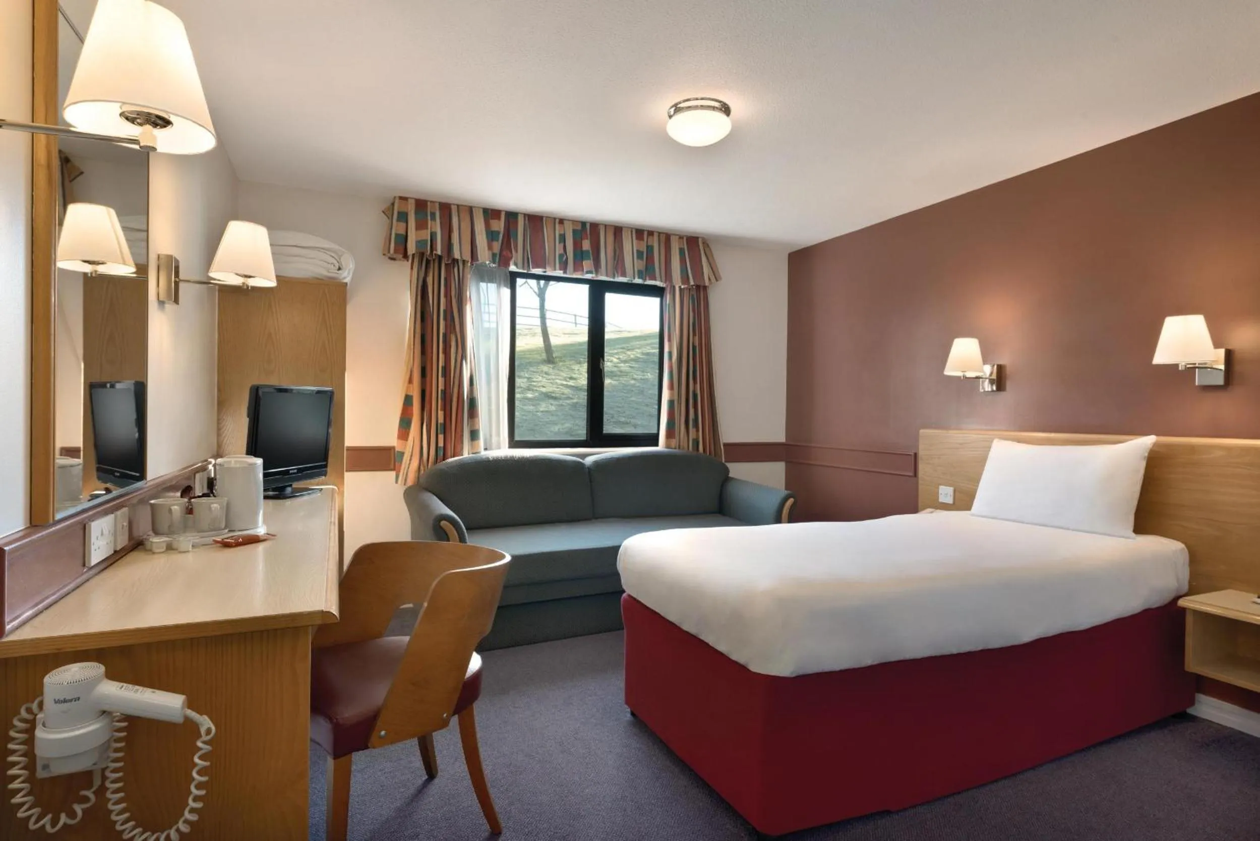 Bed in Days Inn Hotel Membury