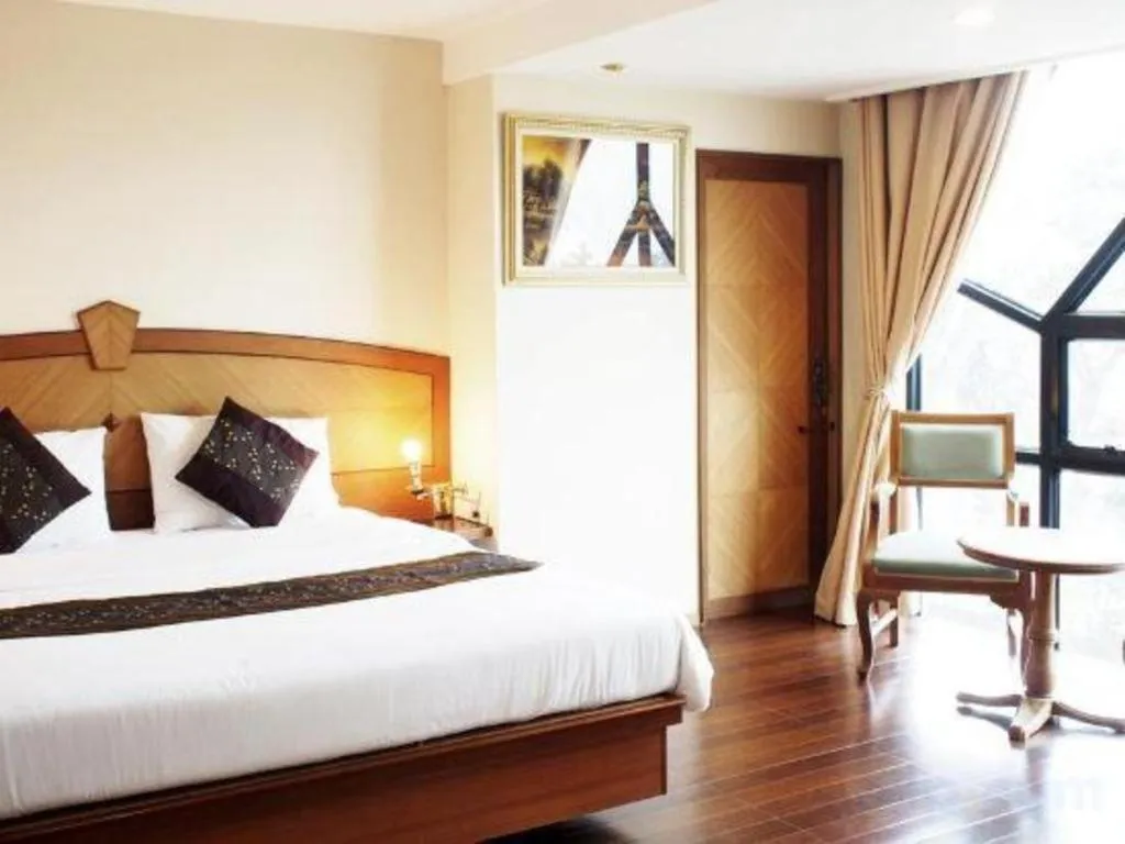 Bed in NH Elegant Hotel