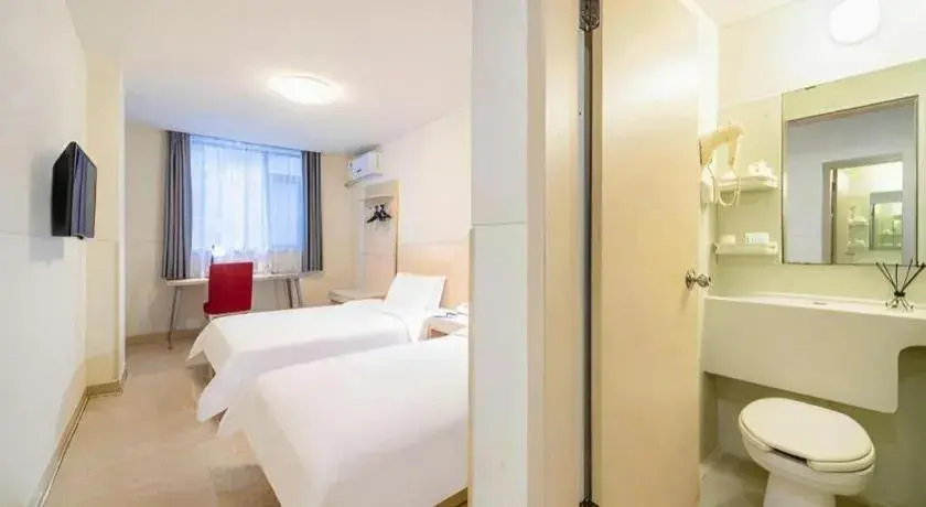 Bed in Jinjiang Inn Guangzhou Liwan Caihongqiao Metro Station Bed in Jinjiang Inn Guangzhou Liwan Caihongqiao Metro Station