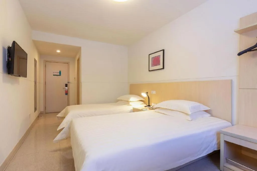 Bed in Jinjiang Inn Guangzhou Liwan Caihongqiao Metro Station