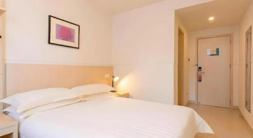 Bed in Jinjiang Inn Guangzhou Liwan Caihongqiao Metro Station