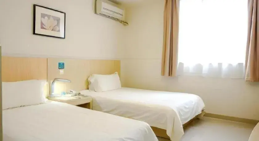 Bed in Jinjiang Inn Guangzhou Liwan Caihongqiao Metro Station Bed in Jinjiang Inn Guangzhou Liwan Caihongqiao Metro Station