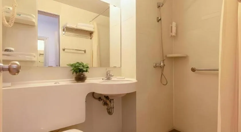 Jinjiang Inn Guangzhou Liwan Caihongqiao Metro Station