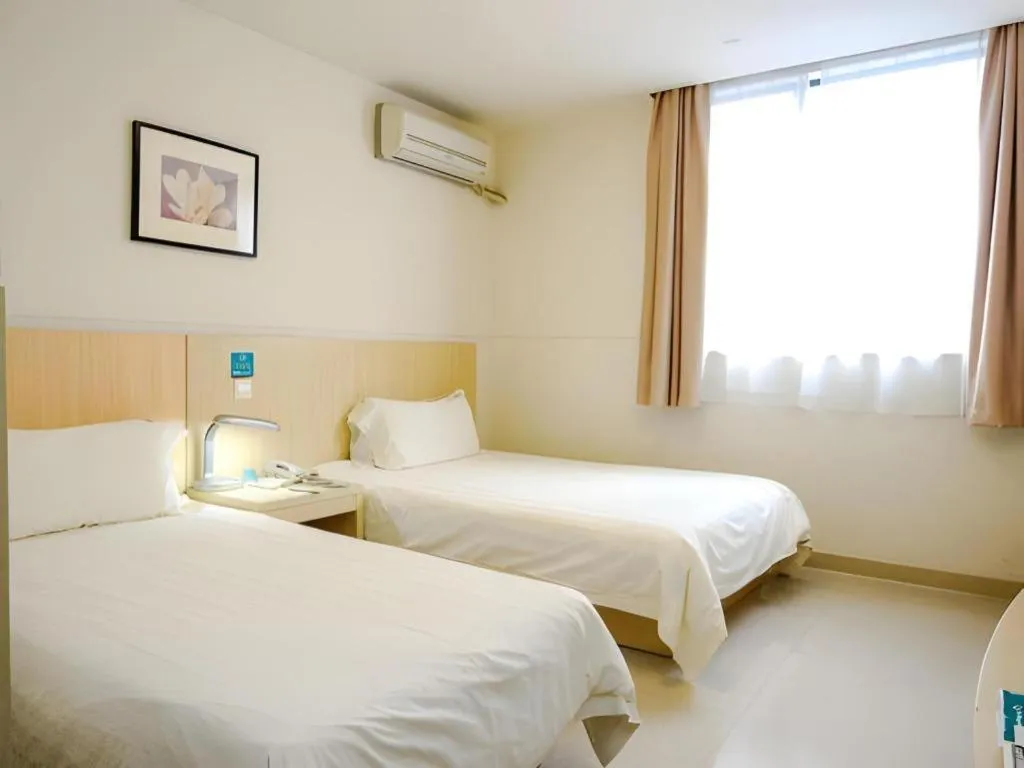 Bed in Jinjiang Inn Guangzhou Liwan Caihongqiao Metro Station