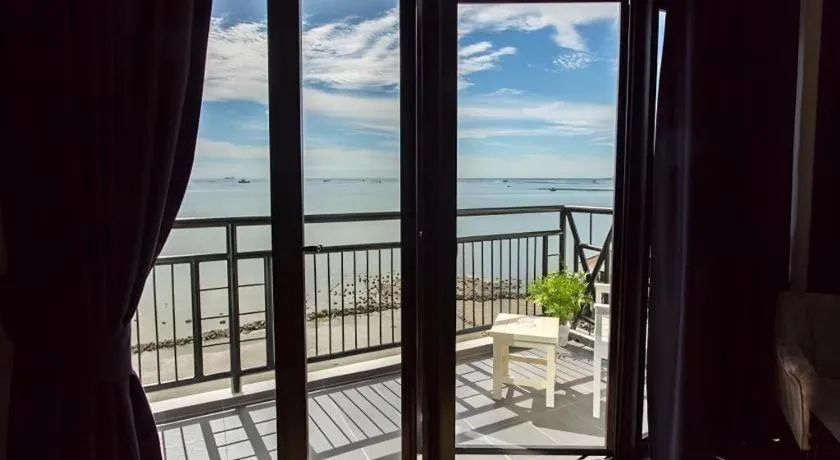 The Loft Seaside Sriracha Hotel