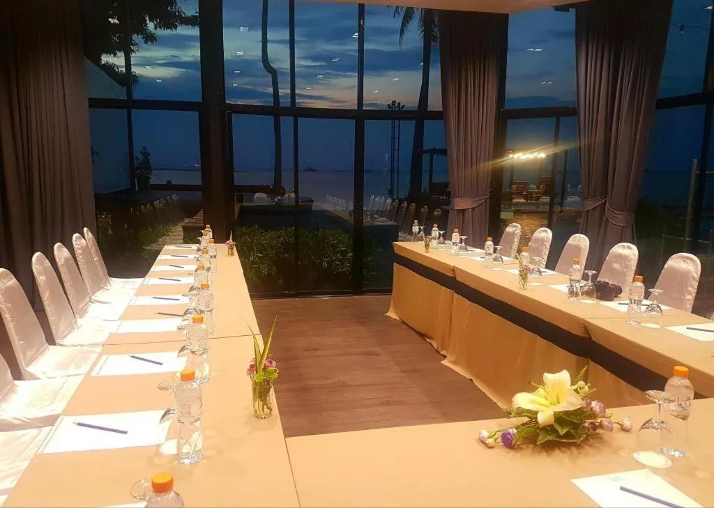 The Loft Seaside Sriracha Hotel