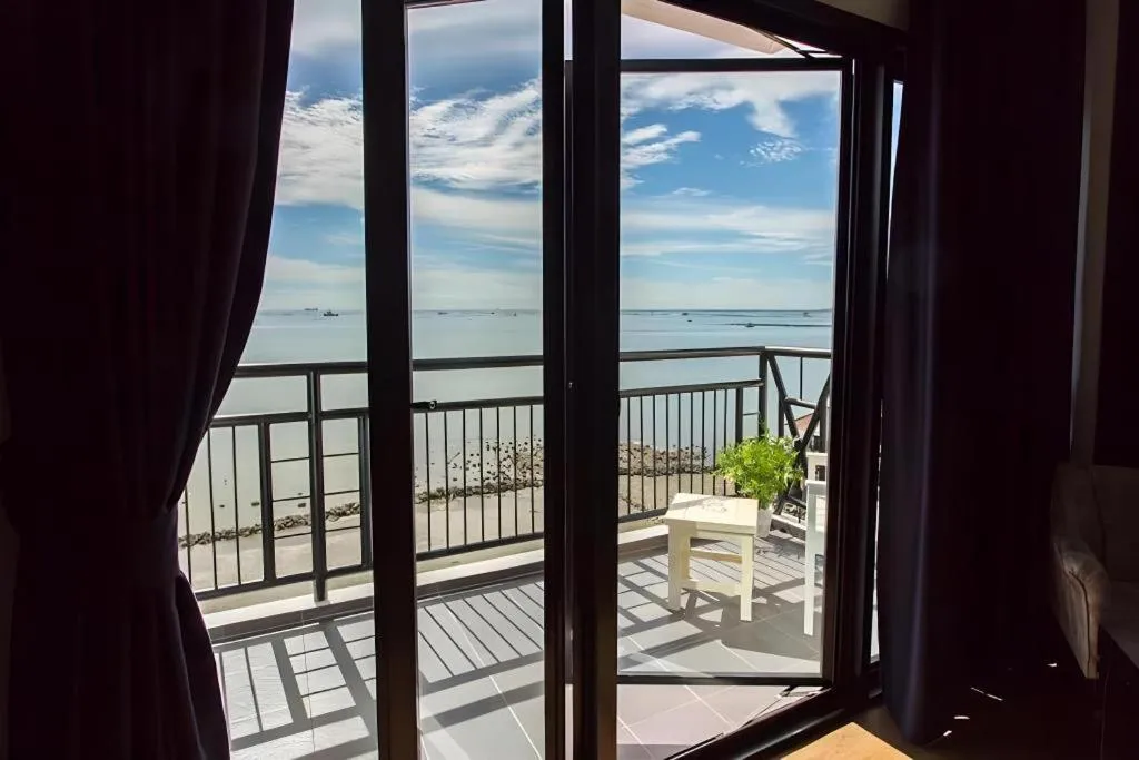 The Loft Seaside Sriracha Hotel