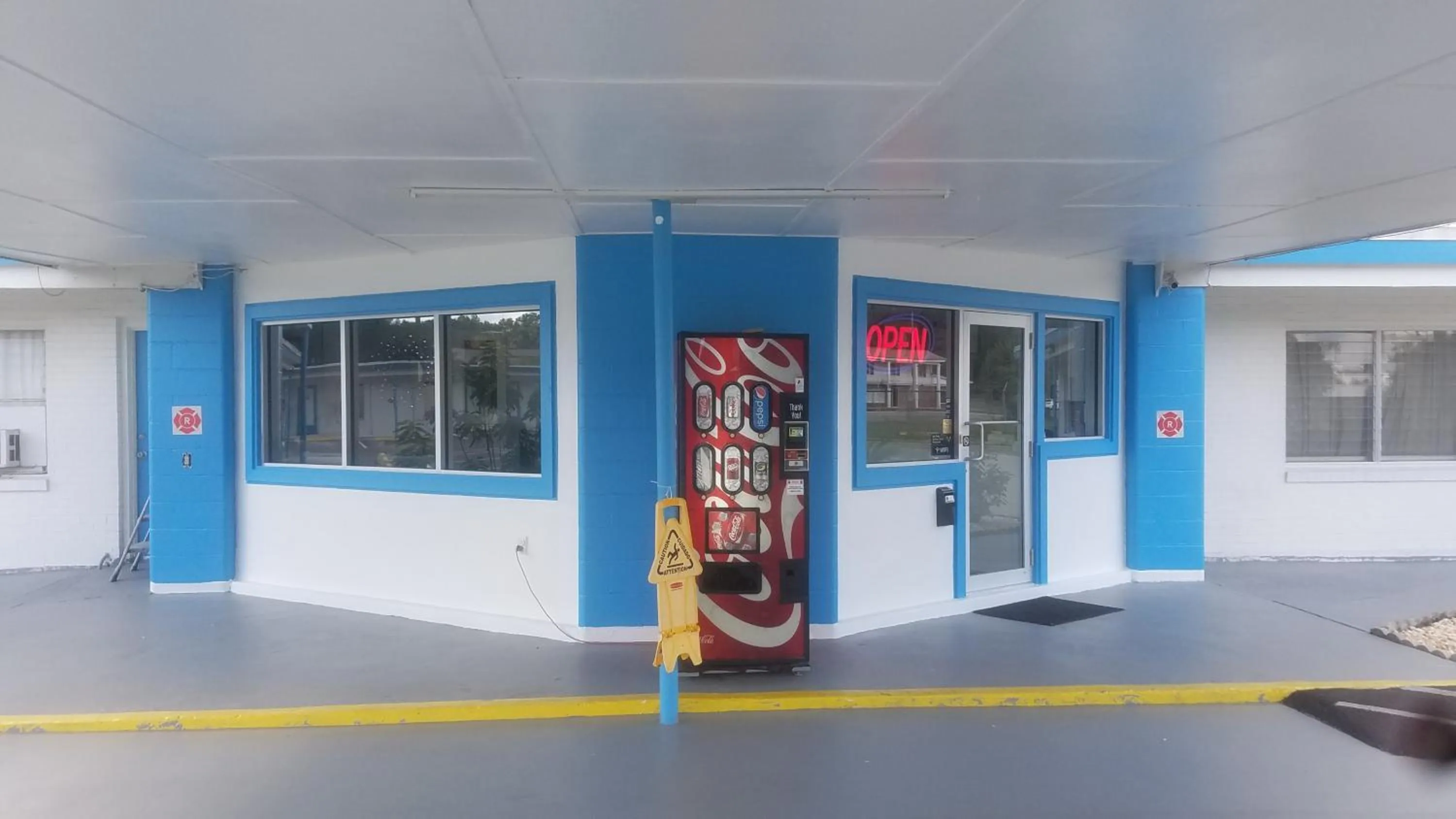 Property building in Royal Inn Motel