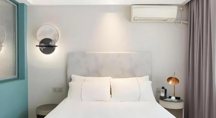 Bed in Magnotel Hotel Shanghai Jinjiang Park Branch