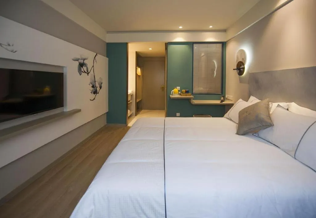 Bed in Magnotel Hotel Shanghai Jinjiang Park Branch