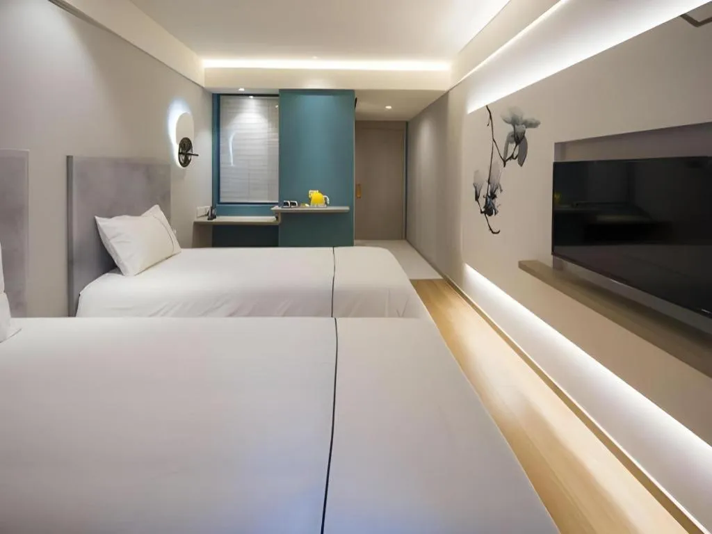 Bed in Magnotel Hotel Shanghai Jinjiang Park Branch
