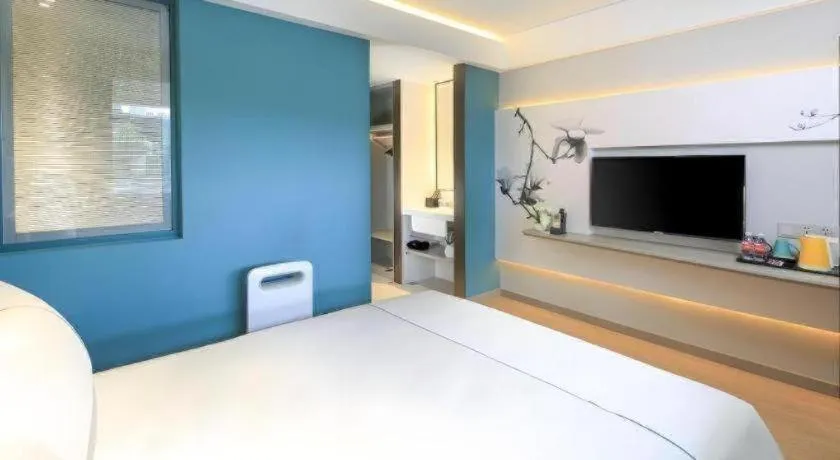 Bed in Magnotel Hotel Shanghai Jinjiang Park Branch