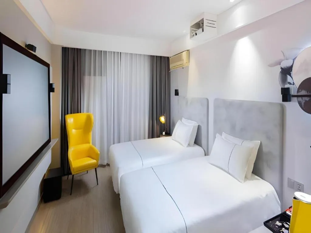 Bed in Magnotel Hotel Shanghai Jinjiang Park Branch