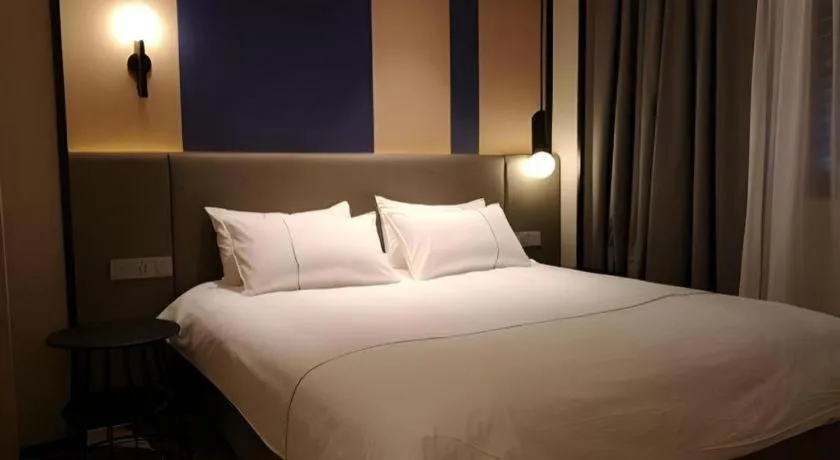 Bed in Magnotel Hotel Shanghai Jinjiang Park Branch