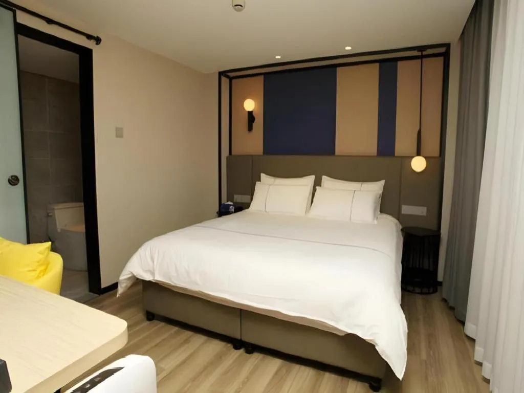 Bed in Magnotel Hotel Shanghai Jinjiang Park Branch