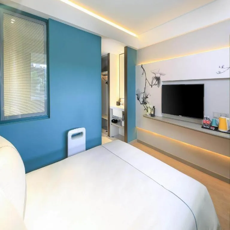 Bed in Magnotel Hotel Shanghai Jinjiang Park Branch