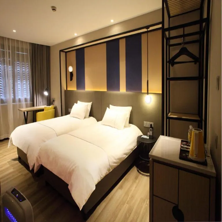 Bed in Magnotel Hotel Shanghai Jinjiang Park Branch