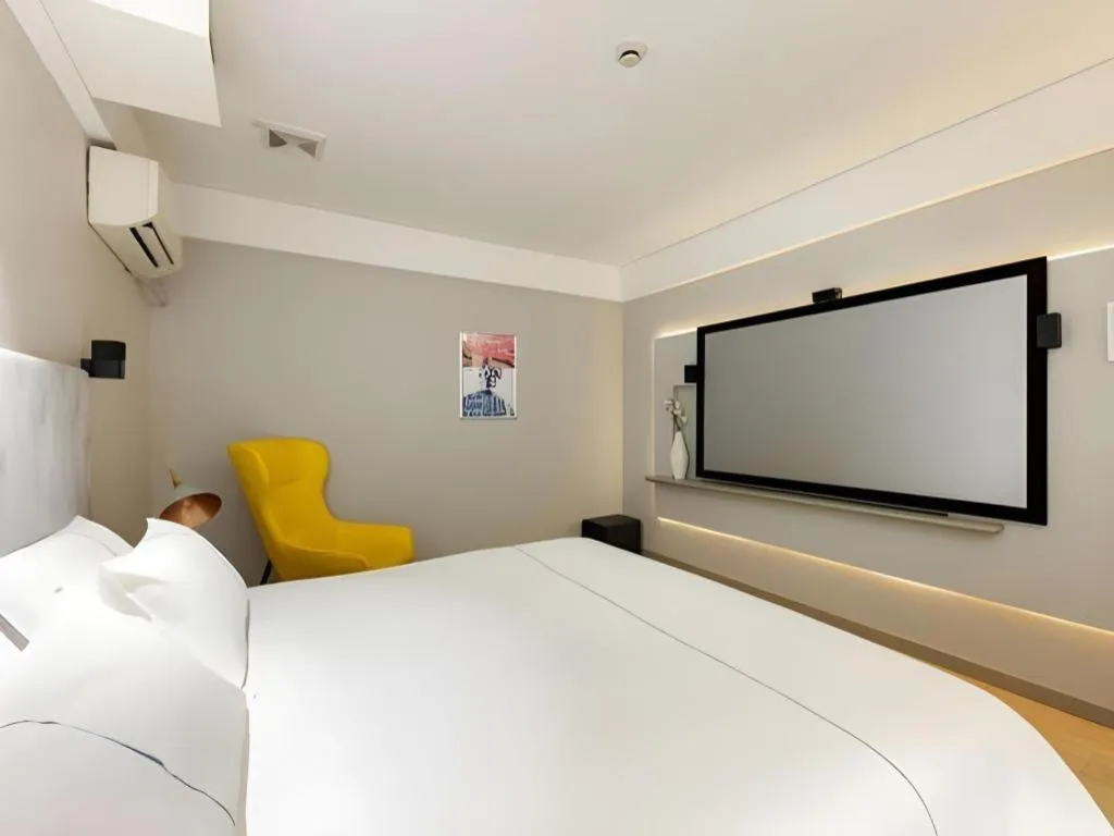 Bed in Magnotel Hotel Shanghai Jinjiang Park Branch