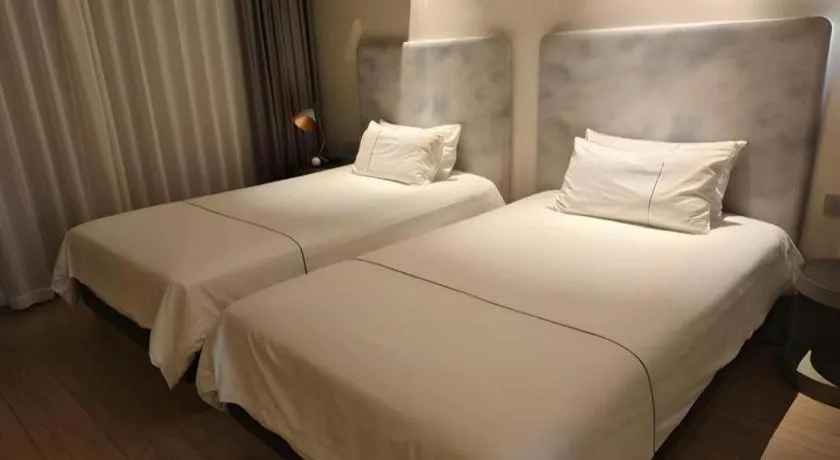 Bed in Magnotel Hotel Shanghai Jinjiang Park Branch