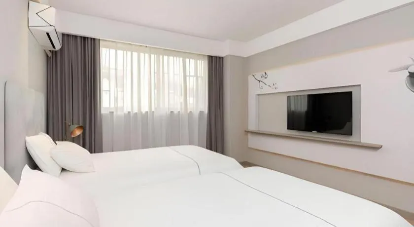 Bed in Magnotel Hotel Shanghai Jinjiang Park Branch