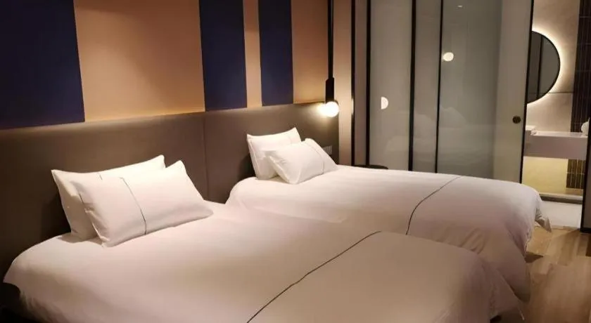 Bed in Magnotel Hotel Shanghai Jinjiang Park Branch