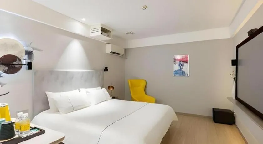 Bed in Magnotel Hotel Shanghai Jinjiang Park Branch