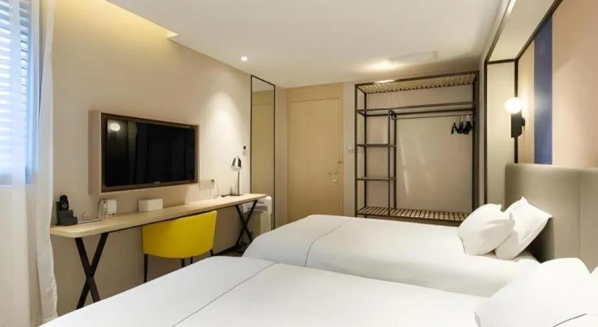 Bed in Magnotel Hotel Shanghai Jinjiang Park Branch