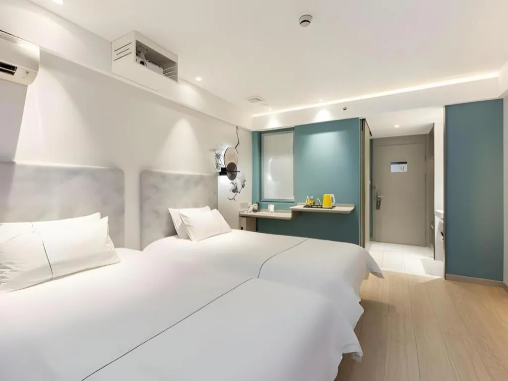 Bed in Magnotel Hotel Shanghai Jinjiang Park Branch