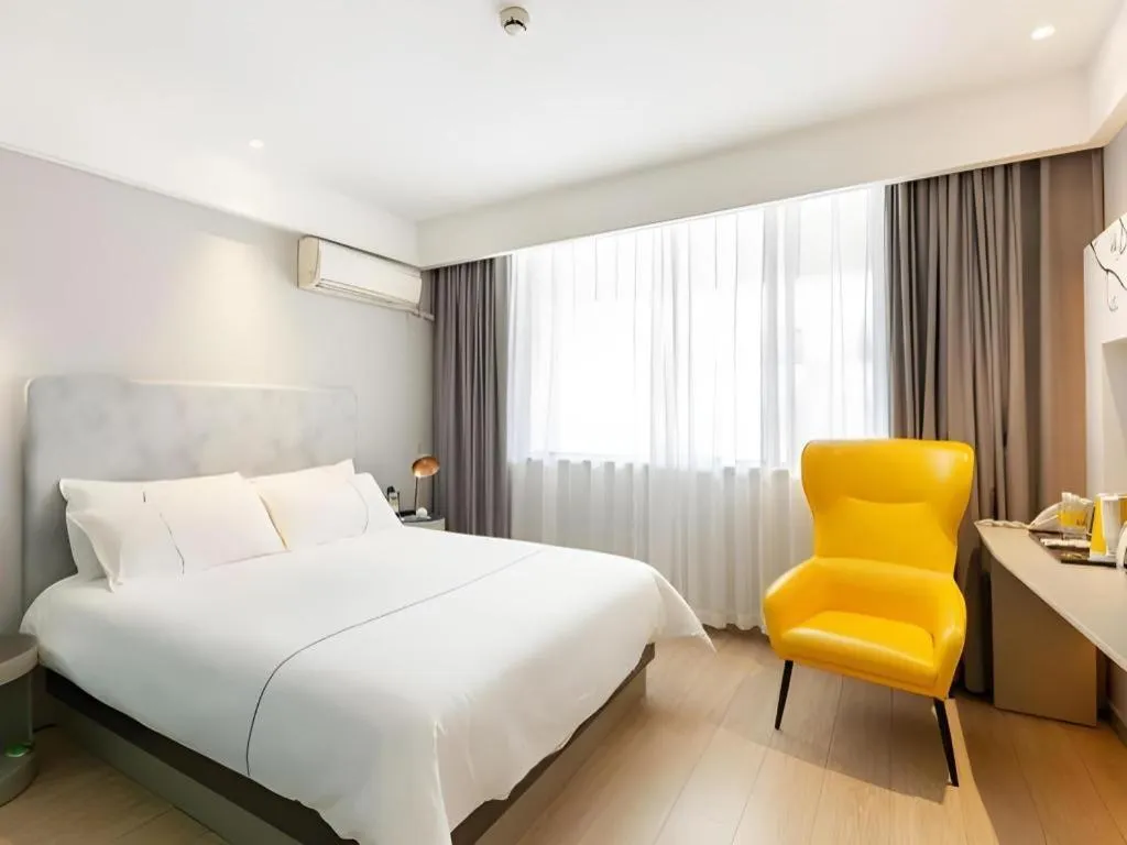 Bed in Magnotel Hotel Shanghai Jinjiang Park Branch