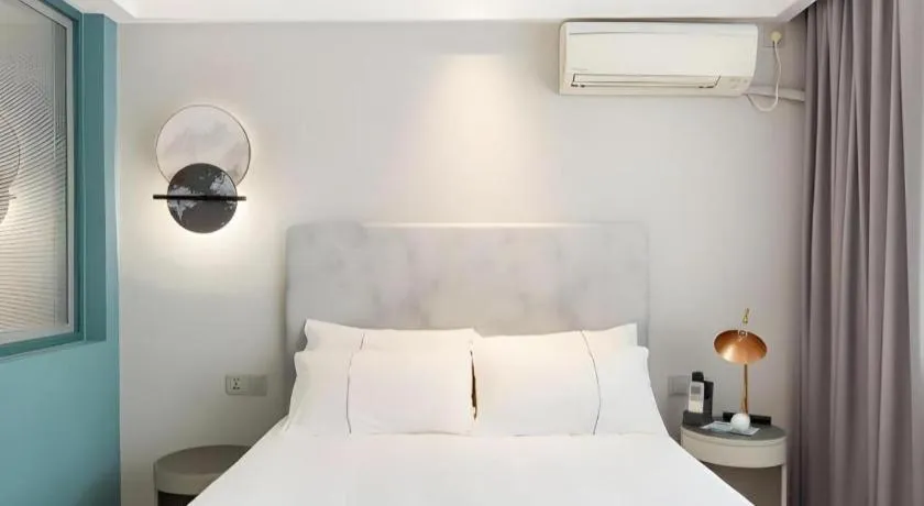 Bed in Magnotel Hotel Shanghai Jinjiang Park Branch