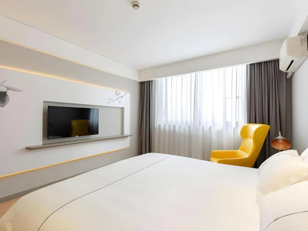 Bed in Magnotel Hotel Shanghai Jinjiang Park Branch