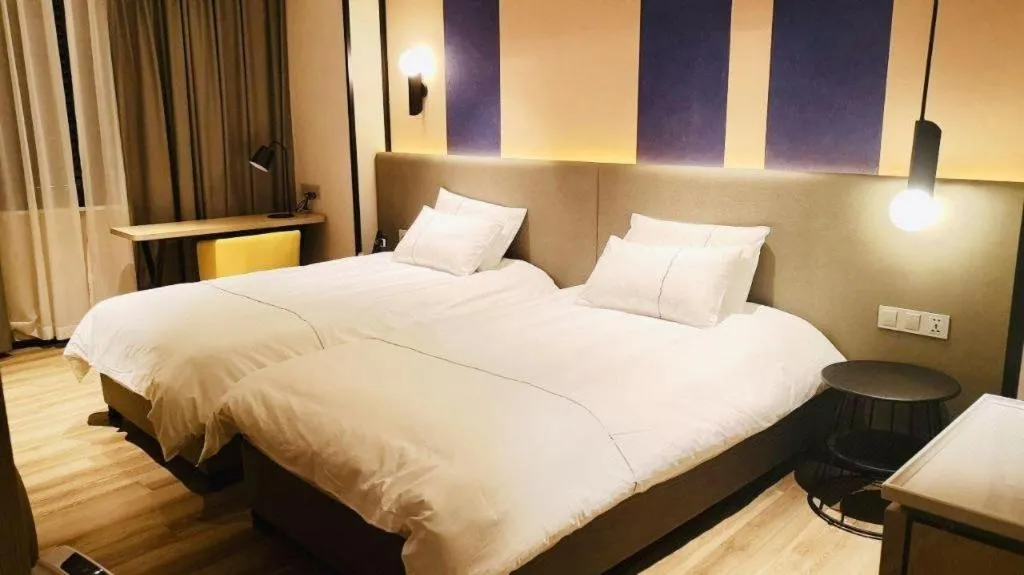Bed in Magnotel Hotel Shanghai Jinjiang Park Branch
