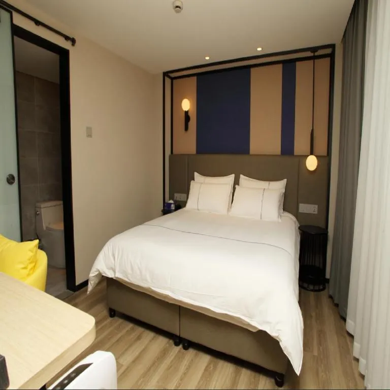 Bed in Magnotel Hotel Shanghai Jinjiang Park Branch