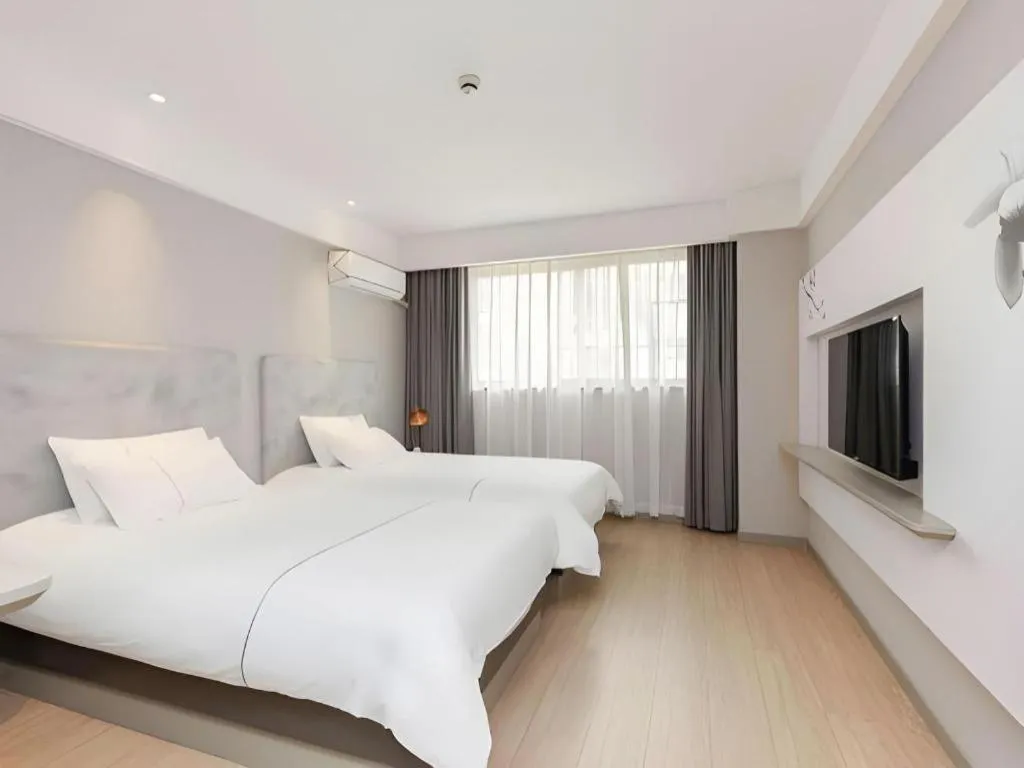 Bed in Magnotel Hotel Shanghai Jinjiang Park Branch