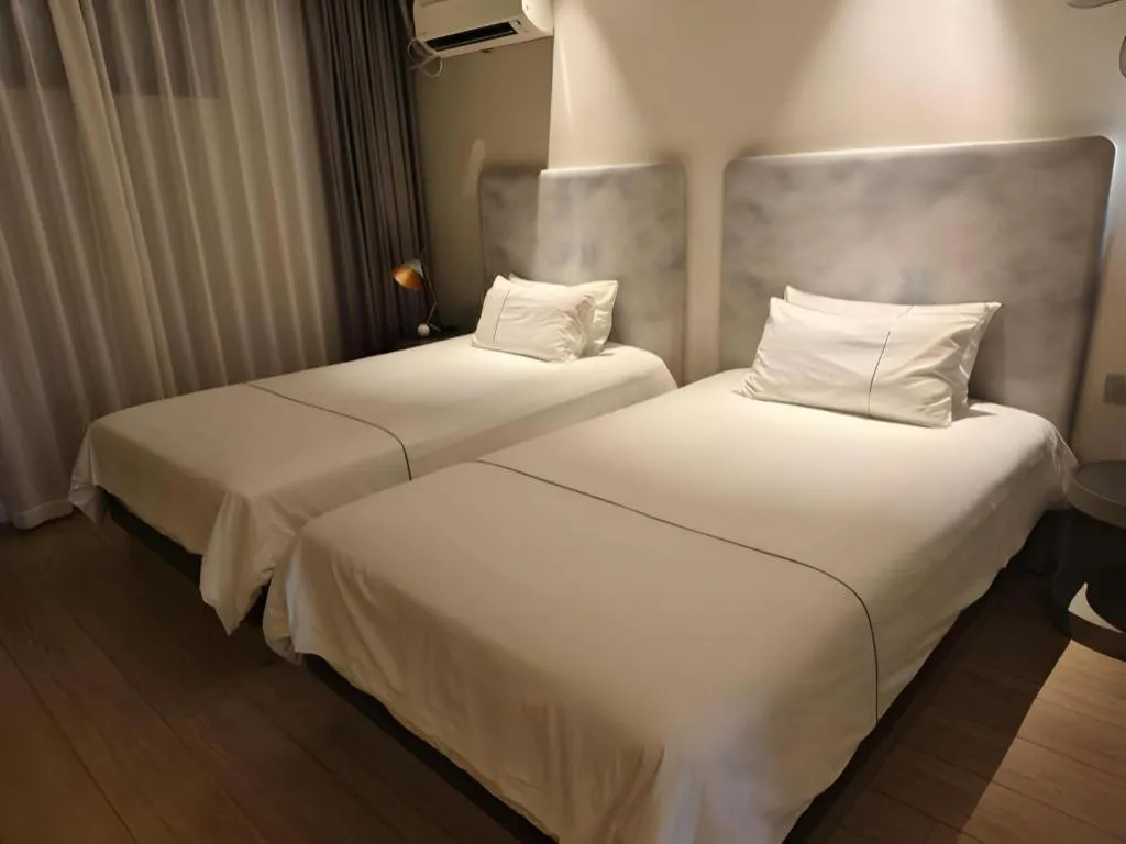 Bed in Magnotel Hotel Shanghai Jinjiang Park Branch